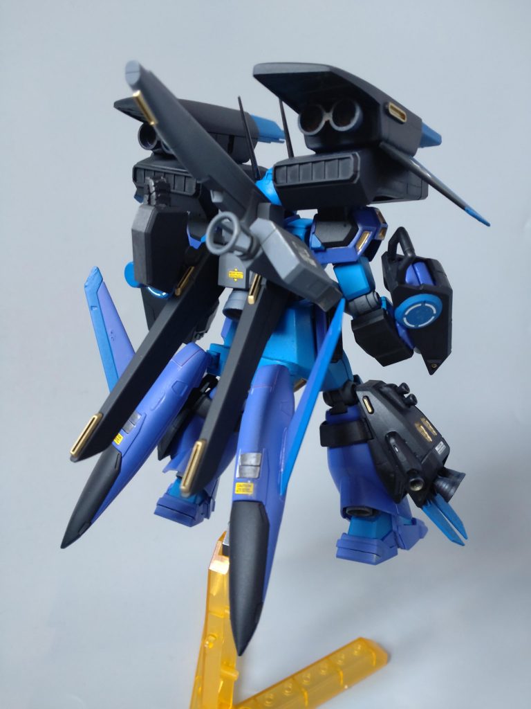 背面腰部に端白星のパーツを付けました。通常のバーニアノズル多数装備の中、少し浮いちゃいますが付けたかったんです、跳躍ユニットみたいなモノを。バーニアノズルは画像で分かり難いですけど外側をブルーメタリック、内側をレッドメタリックでウェザリングしてみました。