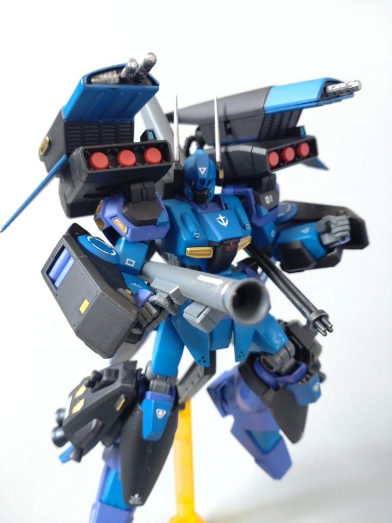 ポージングは武装と追加装備の影響で限られます。画像が精一杯です。