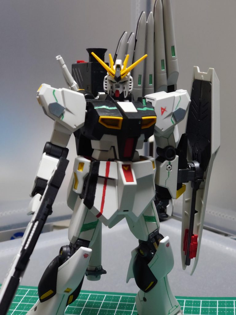 はじめて、egを作りましたが素組みでも出来が良くて驚きました。ファンネルはどうしようかと思っていたら、フェイクνユニットを積んでいたので、使用しました。Hi-νに改造にしようと思っていた買っていたのですが、全然買えないので、ここで使用。