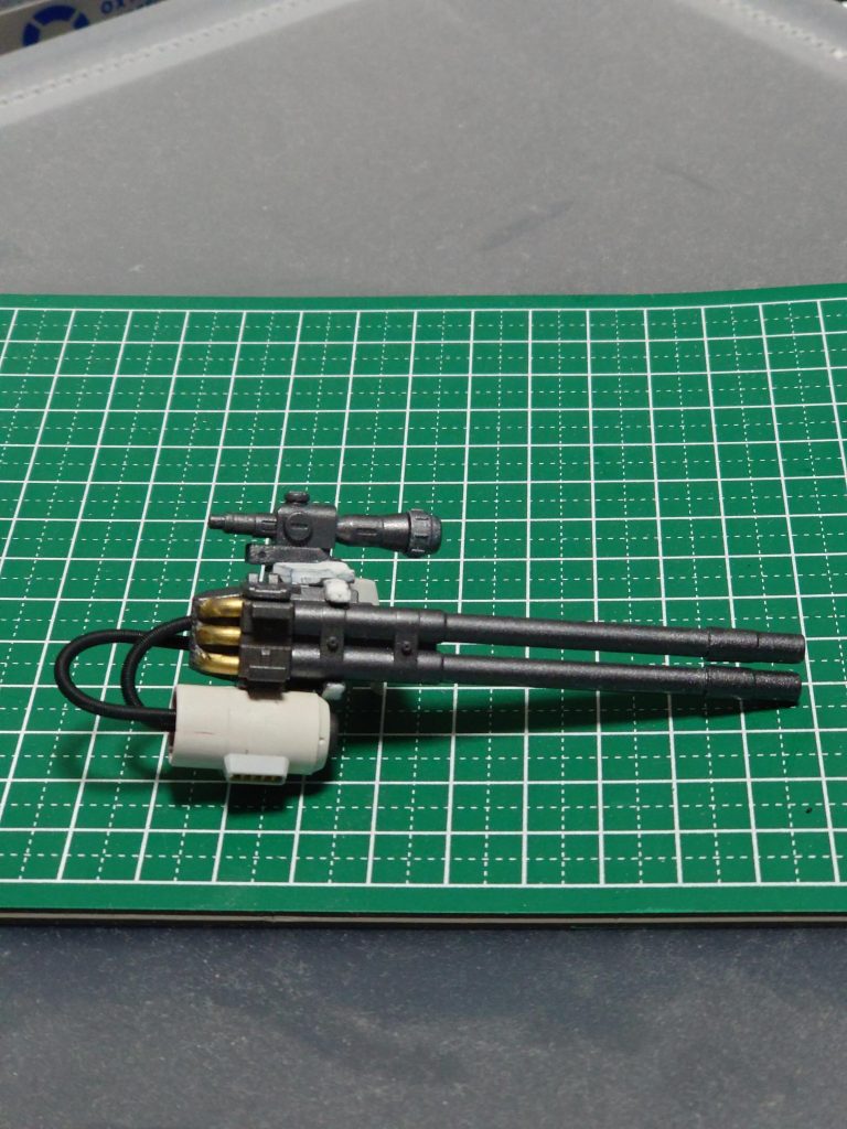 ジャンクパーツでオリジナル武器を作りました。シールドを取り付けられるようにしています。