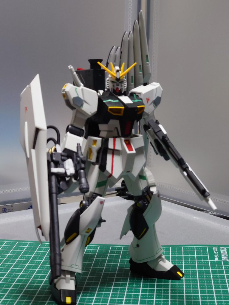 オリジナル武器も持たせてみました。シールドのエンブレムはもっと大きいものつけたかったのですがいいので見つからずに断念