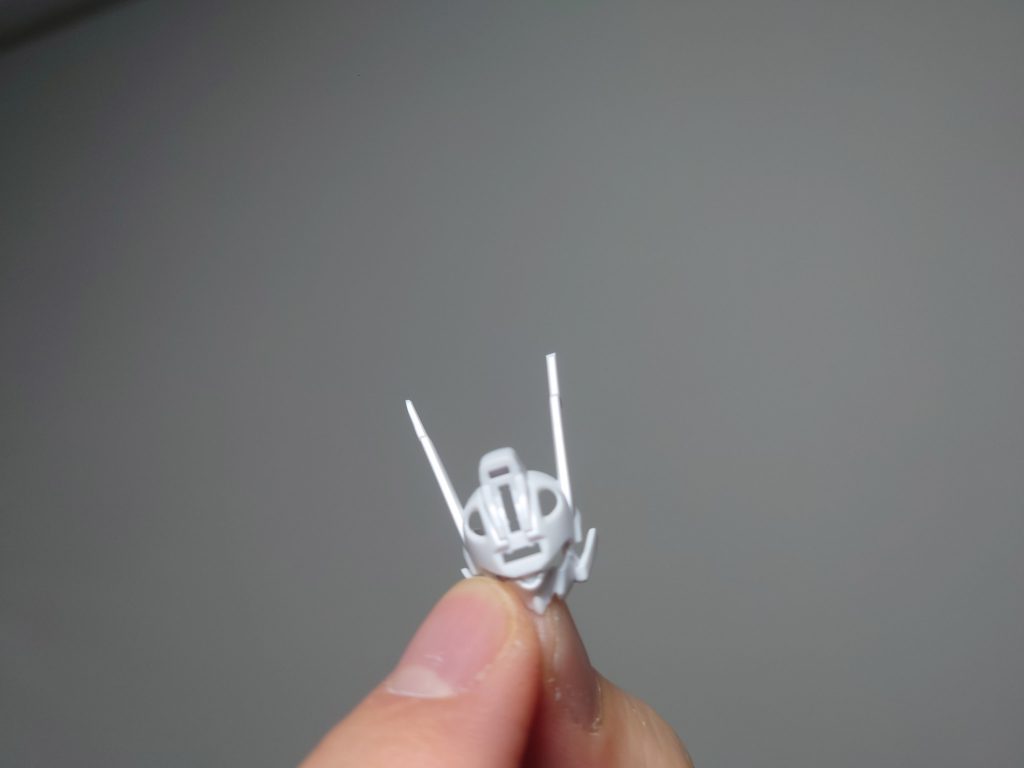 アンテナのシャープ化作業の写真です。柔らかい素材ですが、弾力があり、細いパーツも折れたりしません。