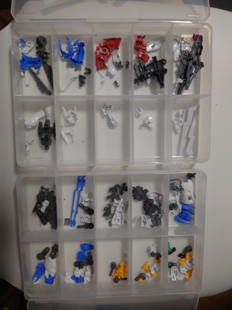 パーツの分別作業後の写真です。各パーツ区別が付けやすくできており、説明書も見やすいので結構適当に分けても大丈夫でした!