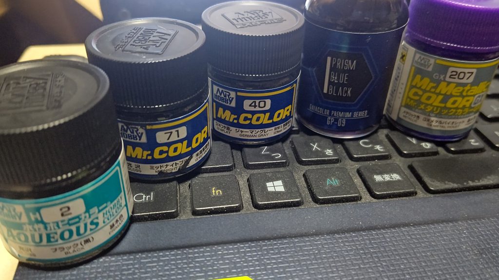 つや消しの黒:ジャーマングレー紫:メタルバイオレット艶あり黒:ミッドナイトブルー下地、プリズムブルーブラックその他、部分塗装:水性カラーブラック