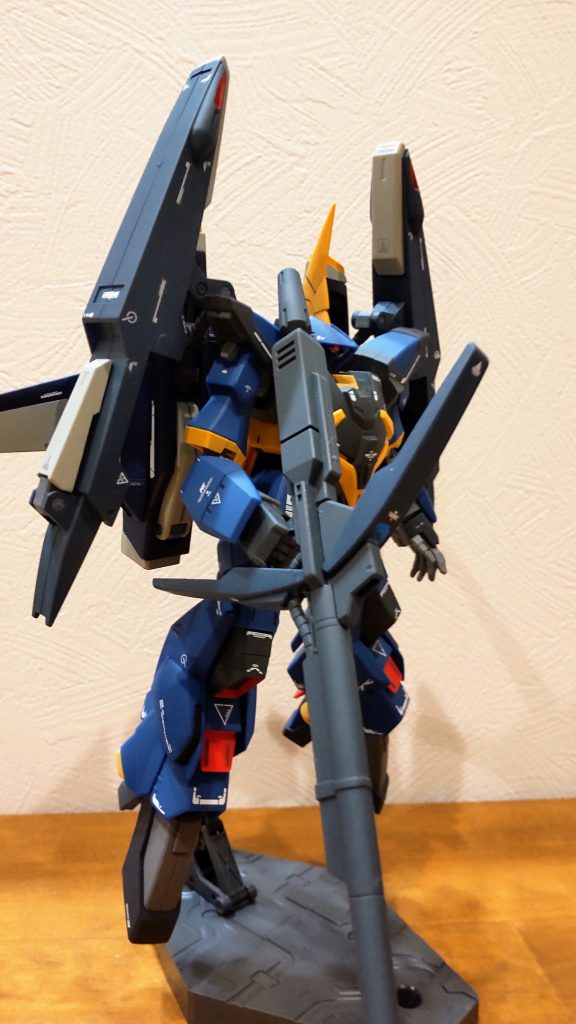 ただ入手したGディフェンサーがジャンク品で接着してあった為、ゲート跡や合わせ目など、色々と妥協しながら作りました(-_-;)