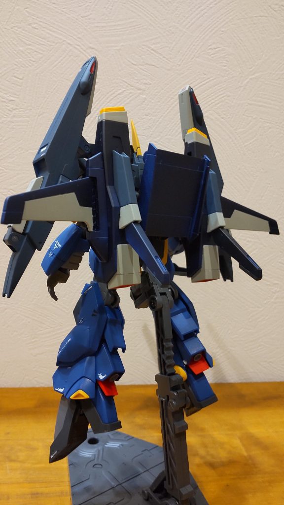 正面からしか見えないディスプレイしかしないので、背面はデカール節約で…