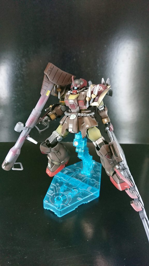 似たようなポーズになりますが・・・カラーリングはなんかその時の気分で適当にでも強さが出てほしくてレッドを入れたような記憶があります。最後までご視聴ありがとうございます。現在、HGのキット鋭意制作中です。久々で自信はないですがリハビリみたいな感じでのんびり制作しております。  