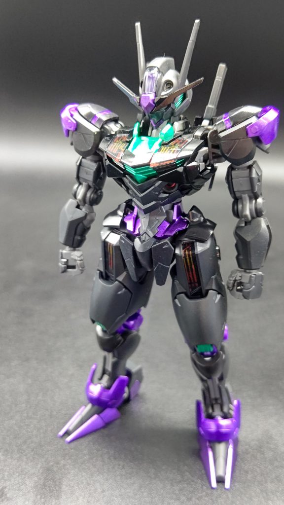 つや消しと艶ありのアーマー塗り分けで同系色で情報量を増やしてみました。