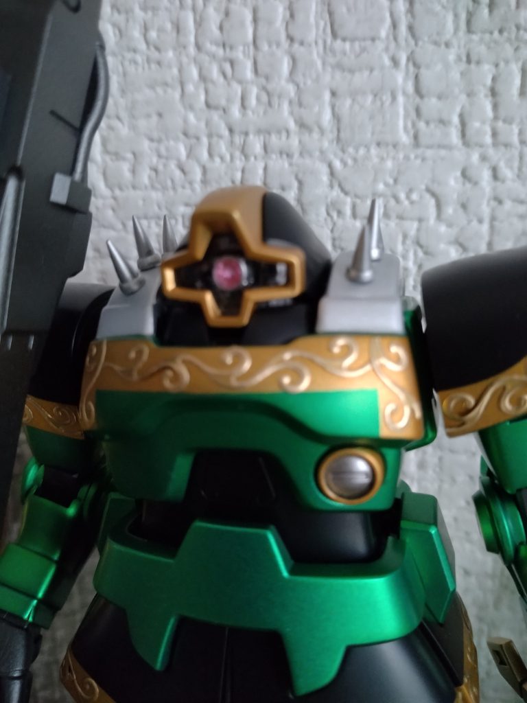 モノアイはビルダーズパーツへ交換。裏からラピーテープを貼る定番改造（笑）