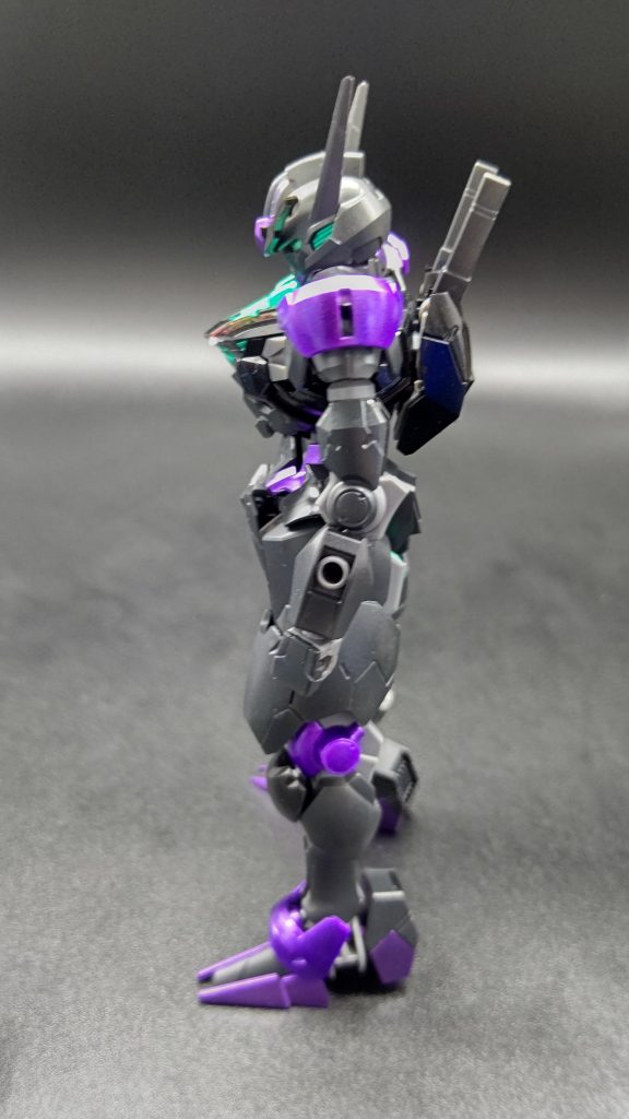 パーツわけが面白かったので感覚で紫を散らしています。間接部は今回無塗装です。