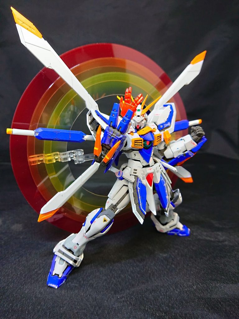 ウイング展開と日輪。RGらしくゴッドガンダムの一つのイメージであるハイパーモードを日輪含めてきちんと再現できる点はGOOD。その意気込みがどうしてRGデスティニーの時にはなかったのか(笑