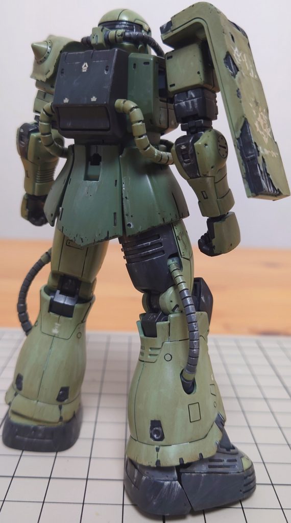 フロントショット＋バックショット。ドアン専用ザクと言えば歴戦のボロボロ具合ですので、ウェザリングに初めて挑戦してみました。あまりやりすぎると汚くなってしまう気がしましたので、まぁほどほどに…ということで。