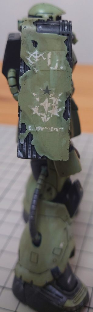 今回一番のお気に入りであるショルダーシールド。装甲の剥がれや汚れなど、いい感じに汚し表現ができたので、大満足です。