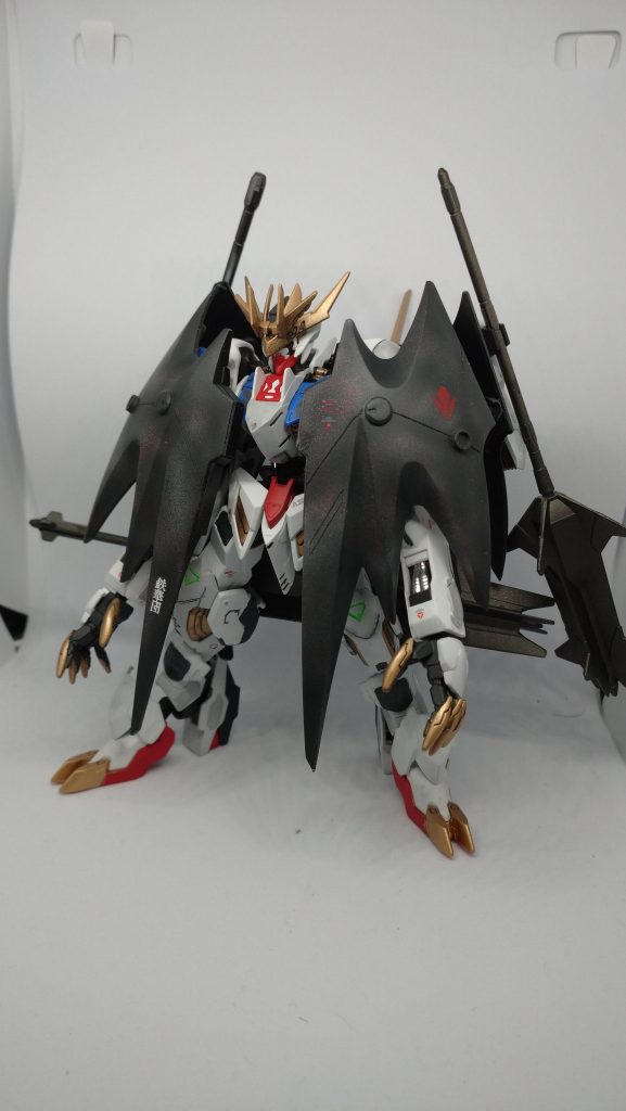 フルクロスをモチーフにした防御形態です。設定ハシュマル以上のMAに対抗するべく開発されたルプスレクスの強化プランナノラミネートアーマー何重にもかさねビームと実弾の防御力を強化できる「ナノラミネートクロス」を装備している。クロスを展開することで内臓されたスラスターを展開する事で、殺人的な加速を得ることができる。さらに、多くの武装を装備することもでき、一騎当千を目指した機体である。実際にはテイワズと縁を切ったため、鉄火団では制作できず白紙になったプラン