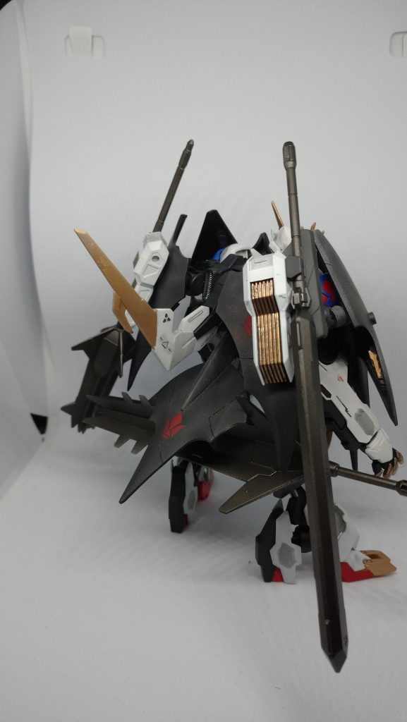 閉じた状態のバックショットです。テイルブレードはL字型に変更し鎌のようにしています。背中には、三日月がいままで使用してきたメイン武装のメイス、ソードメイス、 大型メイスの3つを装備しています。