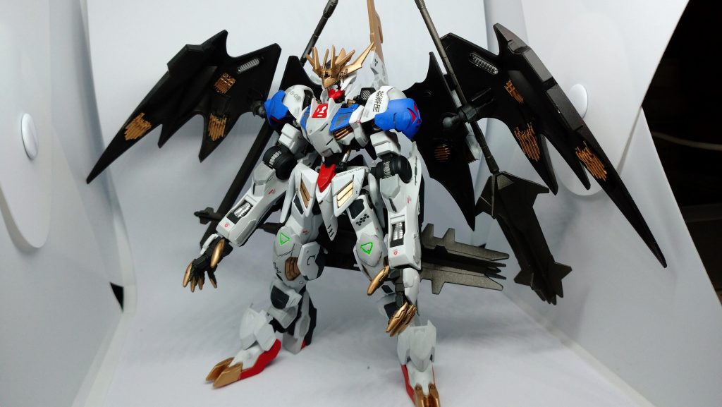 本体は、肩とフロントアーマーをルプスに変更、それ以外は角の大型化のみで、ほかはキットのままです。翼はHGのデスサイズヘルを使用し、悪魔的な外見になったと思います。