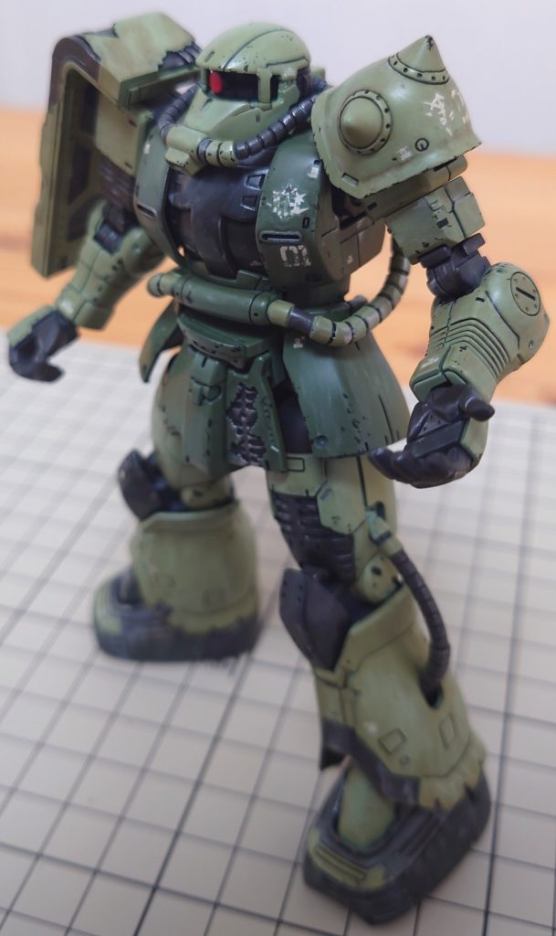 どうせ汚すのならエアブラシで全塗装する意味はないのでは？という考えが頭を何度もよぎりましたが、パイプの部分など、シールで色分けしているところや、装甲が剝がれている部分などを表現するためには、結果としてやって正解だったかなと。