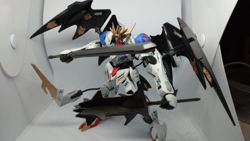 メイスとソードメイスを構えた状態ですテイルブレードも展開しています。