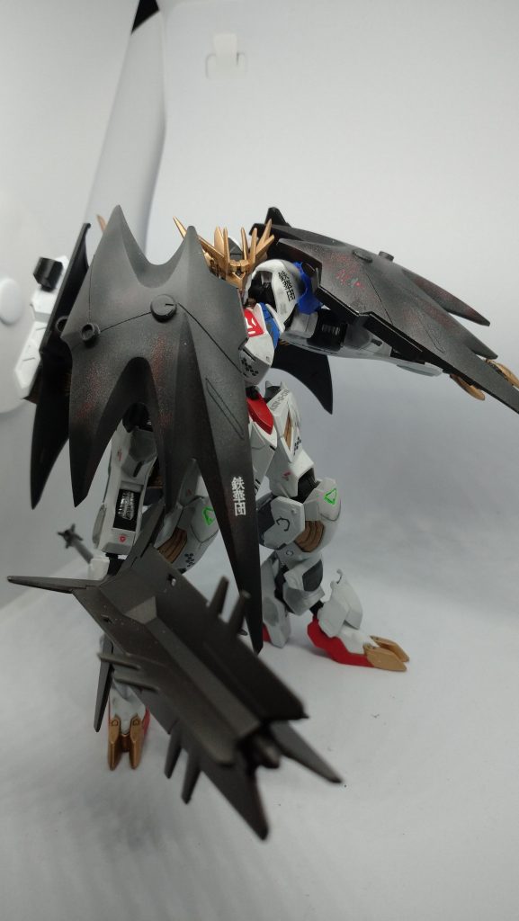 マントのようにになびかせてみた状態です、武器を持っていても攻撃も防御可能です。