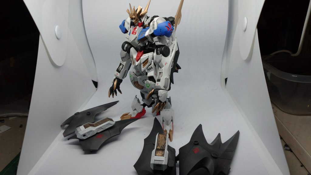 背中のクロスを外せば、元のレクスにもなることができます