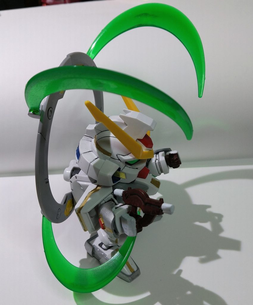 腕のシールドと脚部をアルミ色で塗装しましたが、あまり目立たないようですね。