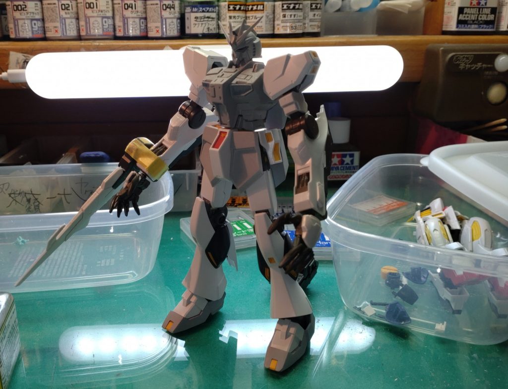 今回はチャレンジもあってミキシングしたこととEGならではのディテールの少なさ解消の為にプラ版貼っ付けしました。