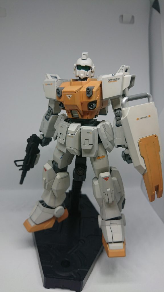 とまあ、おそらくガンダムファンなら一度は思った塗装をやってみました。ご存じブルーディスティニ―1号機を陸戦型ジムカラーで塗装という二番煎じどころか何番煎じか分かりませんが。しかし陸ジムの設計図のカラーレシピ通りに調色しましたがなかなか狙い通りのカラーにならないものです。しかも慣れない調色でかなり塗料が残ってしまったのでいつか使わないとwあと、水性ホビーカラーの塗膜の薄さに改めて実感。ちょっとこすっただけで剥がれてしまいました。(´;ω;`)後はデカールをちょこちょこ。個人的にあまりべたべた貼りまくるのは好みじゃなかったりするので。