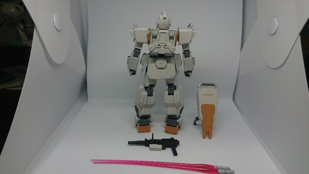 後ろはバックパックが特徴的。機能美に優れていて善き。