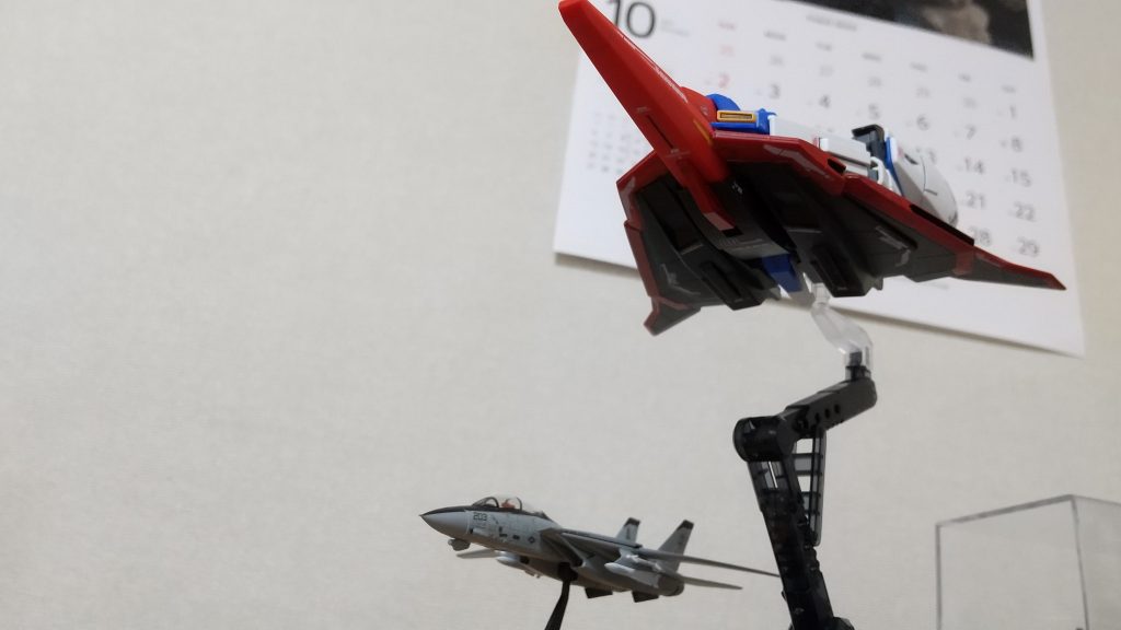 ローアングルで。ちなみにこのF14は同じ1/144スケールの食玩の物です!