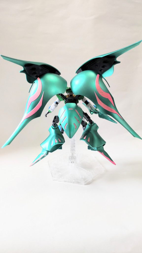 シアクアンタP(パピヨン)モードパピヨンという名前のごとく、バックパックを蝶の羽のように展開した形態。スピード重視の戦闘スタイル。バインダーをオミットしたことでツインドライブシステムは使えなくなったが、バックパックに特殊塗料を塗装することで粒子制御をより行いやすくして出力不足をカバーする、という設定。