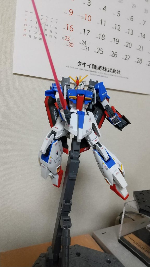 前アングルでパシャリ。ハンドパーツがガバガバでビームサーベルが上手く持たせられないww