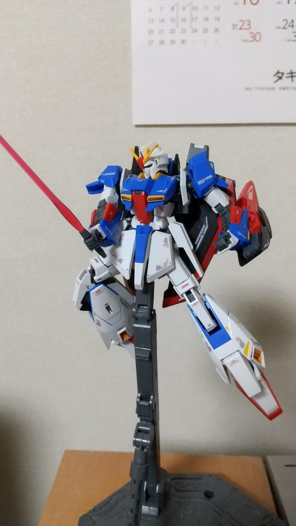ビームサーベルで斬りかかるZガンダム!全体的に洗練されたデザインでカッコいいですよね~♪いわゆる細マッチョ的な?ww(知らんけどw)