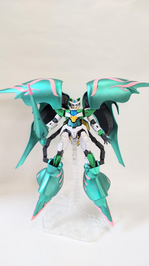 シアクアンタQ(キュベレイ)モードバックパックを前面に展開して、アーマーとして本体と合体させた状態。防御性能の向上とGNフィールドの展開が可能になる。