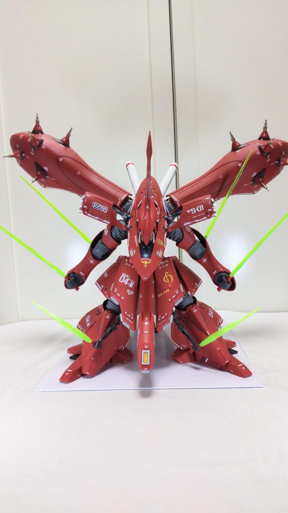 サポートアームには、ビーム・サーベルも取り付けできるので6刀流も可能。これでHi-νにも負けません。