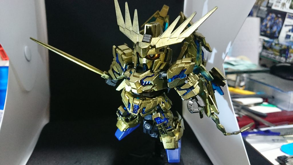 表紙にしようとして結局違うものにしたもの。下からライトで照らしてます。なかなかギラギラ感を活かした撮影ができないものです。しかし金色メインは派手で塗ってて楽しいですねぇ。SDでもカッコかわいくて映える物です。