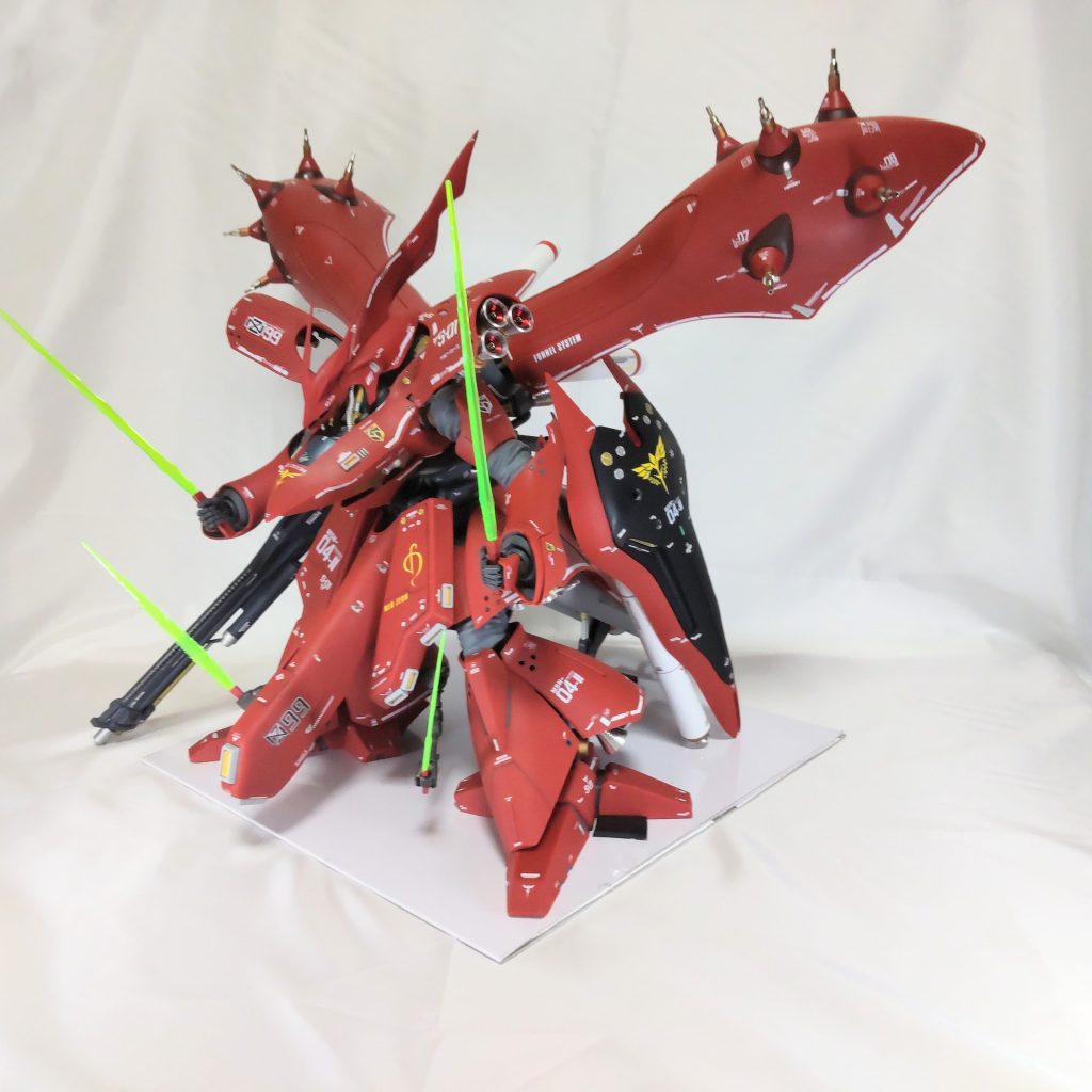 当初は、隠し腕を付けたので、写真のようにビームサーベルを4本持たせてシールドと大型メガ・ビーム・ライフルを取り付けて飾ろうと思いサポートアームを付けましたが、ガンスタの皆様の作品を拝見して、初めて色々やってみた結果、今回のナイチンゲールになりました。6月から作り始め、ヤフオク等でパーツを集めて進めていましたが、思っていたパーツが揃わず、単体で揃えていくと結果、高くなりそうなので、良さそうなサザビーを1体落札して使用することになりましたが、あるあるですかね？