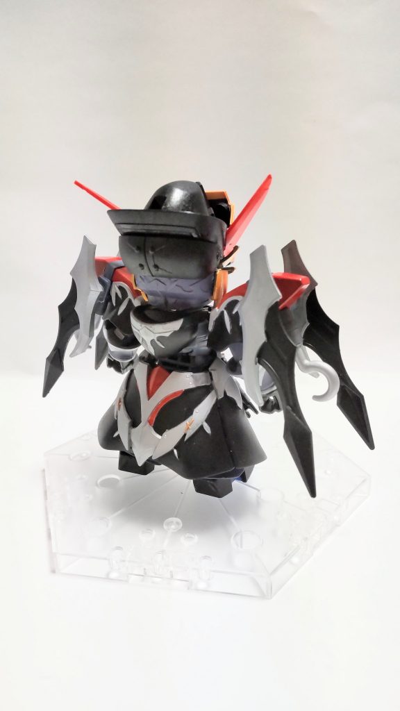 ロビンフッドガンダムAGE-2を小改造してダークハウンドに見立てました。いじったのはほぼ頭部だけで、あとは少しパーツを追加したのと、色替えしただけです。