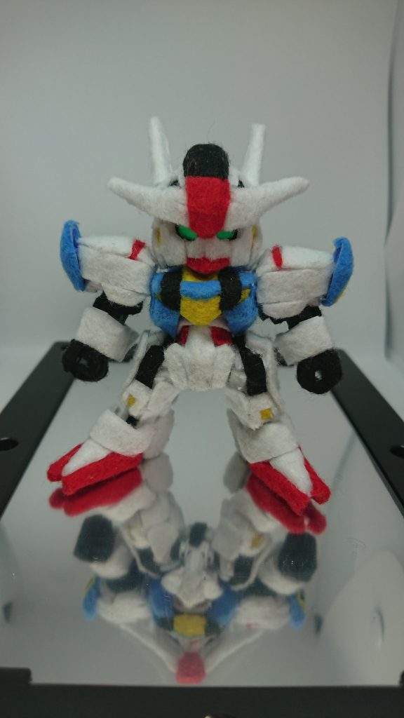そしてこちらＳＤＥＸスタンダード「ガンダムモフリアル」（本名ガンダムエアリアル）。に、フェルトを切り貼りしただけのお手軽・・・と言いたいけどもその切り貼り作業だけでほぼ半日分の時間を費やしましたｗ滅茶苦茶手間がかかってますｗ（自分が不器用なだけでもありますが）とりあえず「細かいことは気にしない」精神でやっております。