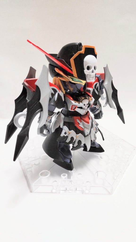 頭部のドクロはスカルウェポンのシールドを切断して、目が見えるように角度調整。胸のドクロはスカルウェポンのナイフから切り出して接着。（サイズが絶妙にフィットしてちょっと感動！）眼帯はゴーグルを半分に切っただけ。