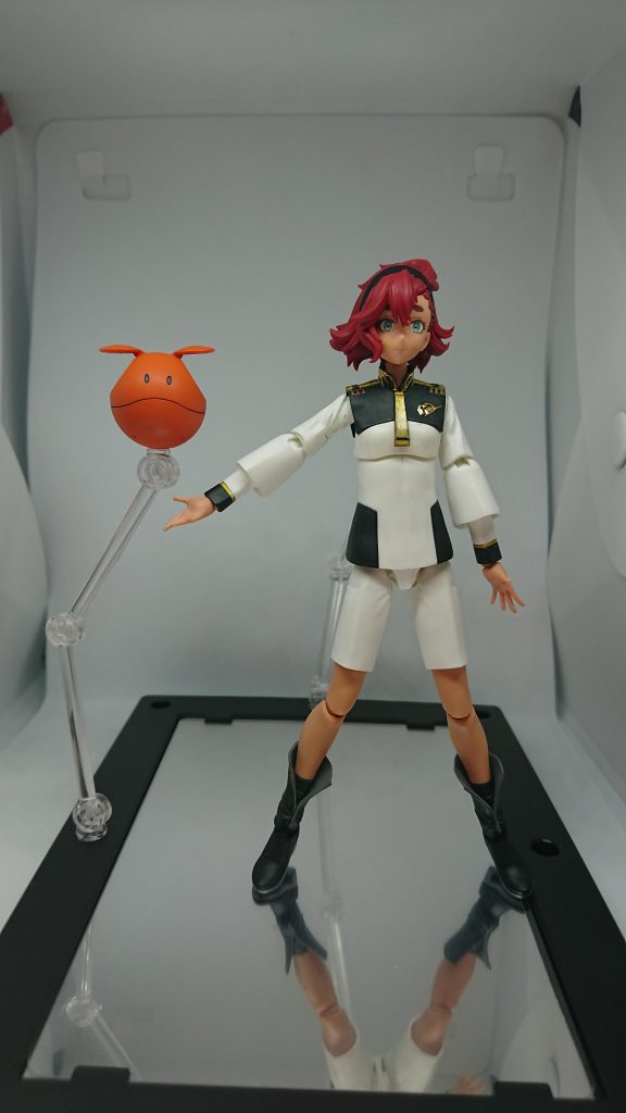 とりあえず作品紹介。こちらFrsスレッタ・マーキュリー。肌色部分以外は一応水性ホビーカラーで塗装してあります。黒部分は設計図のレシピにホワイトを少し足してやや明るくして、髪はあずき色でまとめて上からレッドを軽めに。金はシール以外別の水性のもので塗ってるので近くで見るとムラってます。顔はちょっと化粧してますが、あれこれしてるうちにちょっと落ちてしまいました。そして最後に水性つや消しでコートしております。