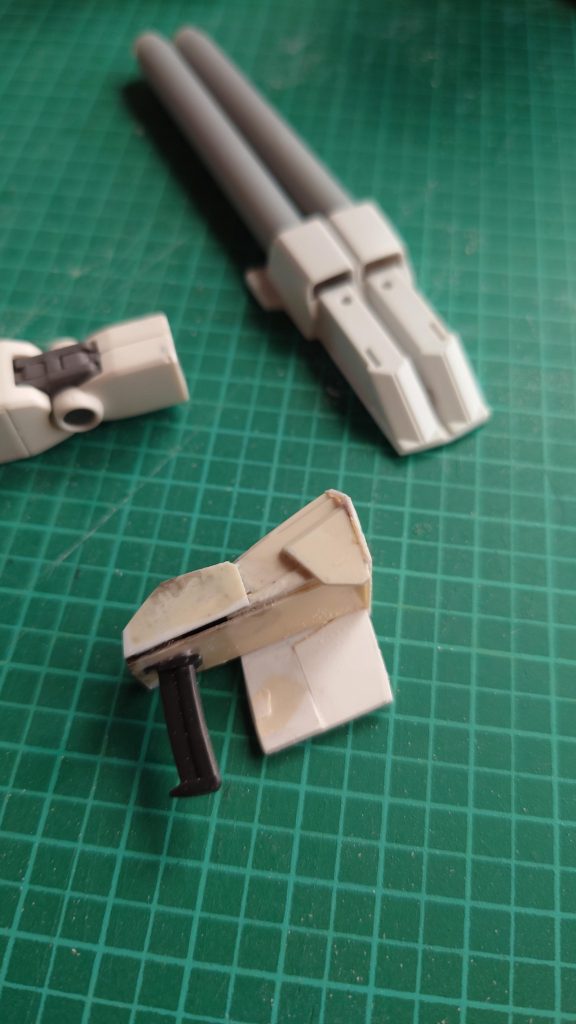 フルアーマーと言えば2連装ビームガン。これもSガンダムのパーツとプラ板を切り貼りで現物合わせ