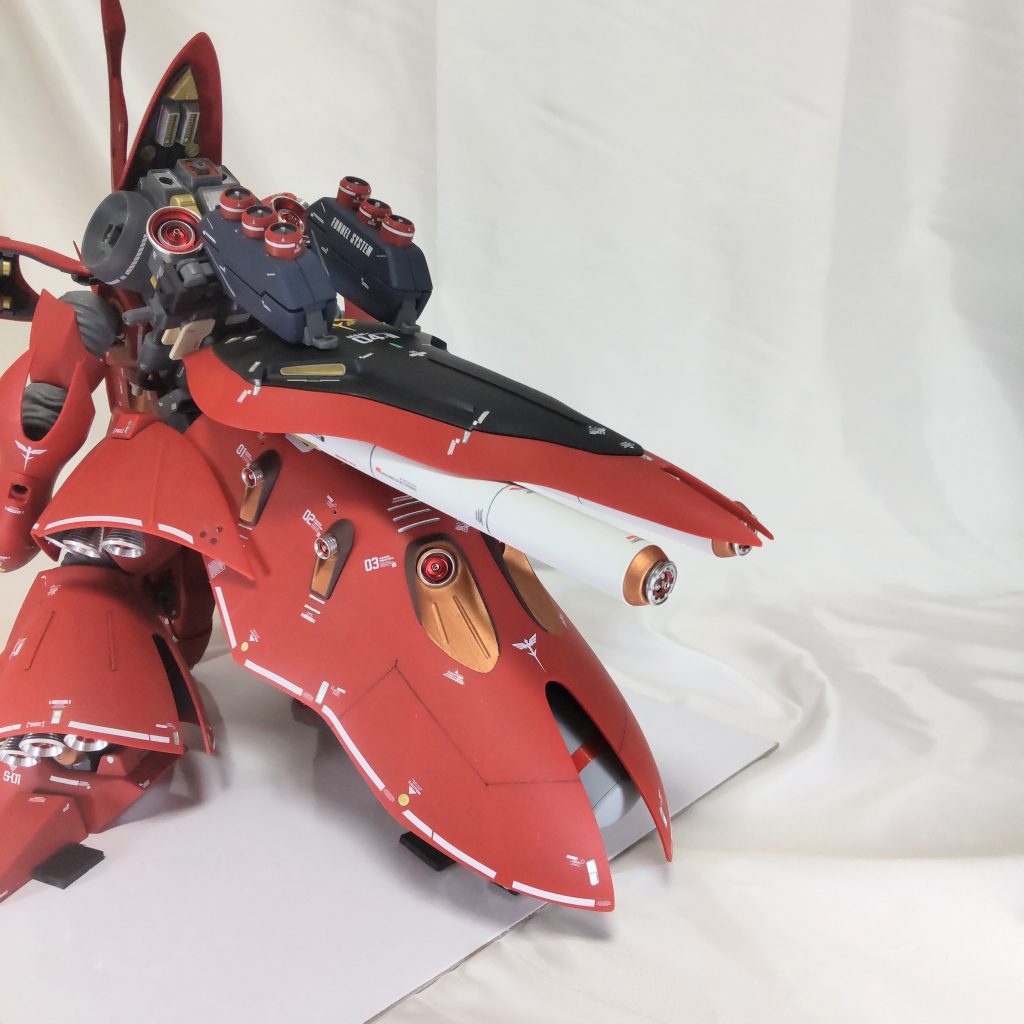 Hi-νガンダムHWS第二形態と同様背面に取り付け可。ここも最初、Hi-νを意識してミサイルポッドにしようかと思ったのですが「ニュータイプ専用MSならファンネルだろ」ということでファンネルコンテナを付けています。