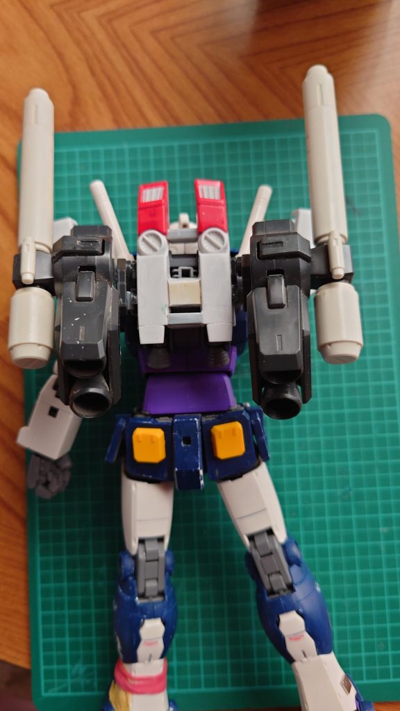 ガンダム高機動型を見たときに、バックパックがSガンダムに似てると思ったのが今回のキッカケ。コアファイターを基部にSガンダムのバックパックをドッキング!