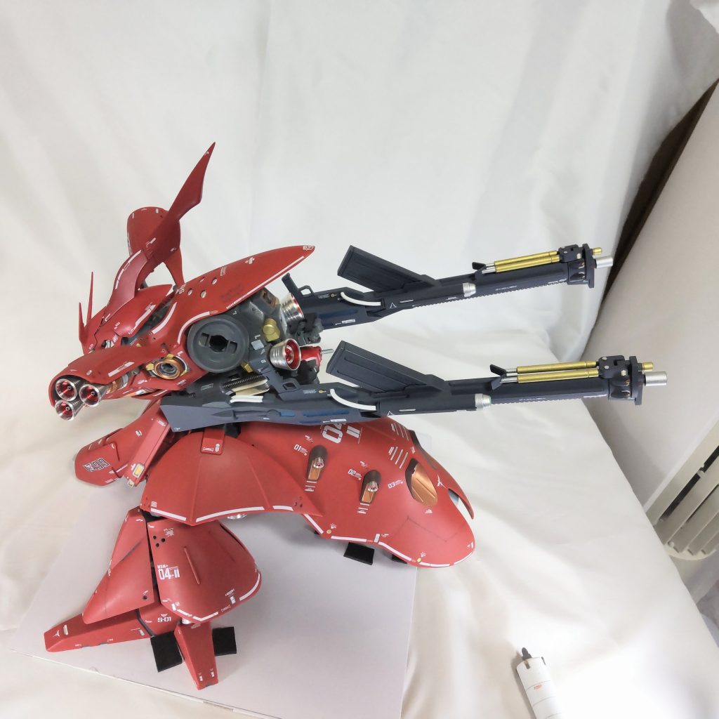 サポートアーム付き大型メガ・ビーム・ライフルは、腰部に取り付け。