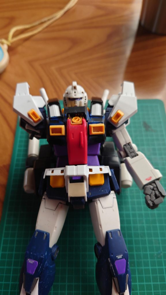 胸部、腰部はSガンダムを幅詰め肩部はSガンダムの足首部分を使用