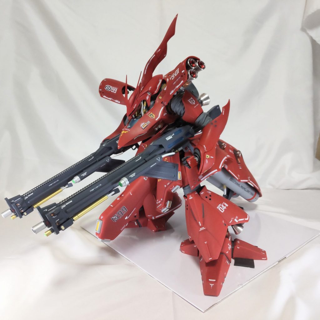 前方に展開して発射形態サポートアームに取り付けたままでの運用可能という設定です。