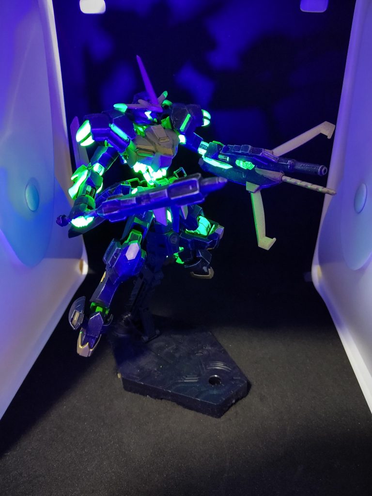 フレームはライトグリーンで塗って、それから蛍光グリーンを吹いてみました。