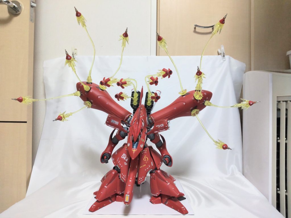 この状態で飾る場所がないので記念に投稿。拡張ファンネルエフェクト全使用。(エフェクトも落札したサザビーに付いてました。)最後まで見て頂きありがとうございました。