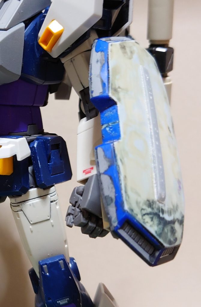 分かりにくいけどSガンダムの肩パーツを左右ドッキングしてシールドにしました