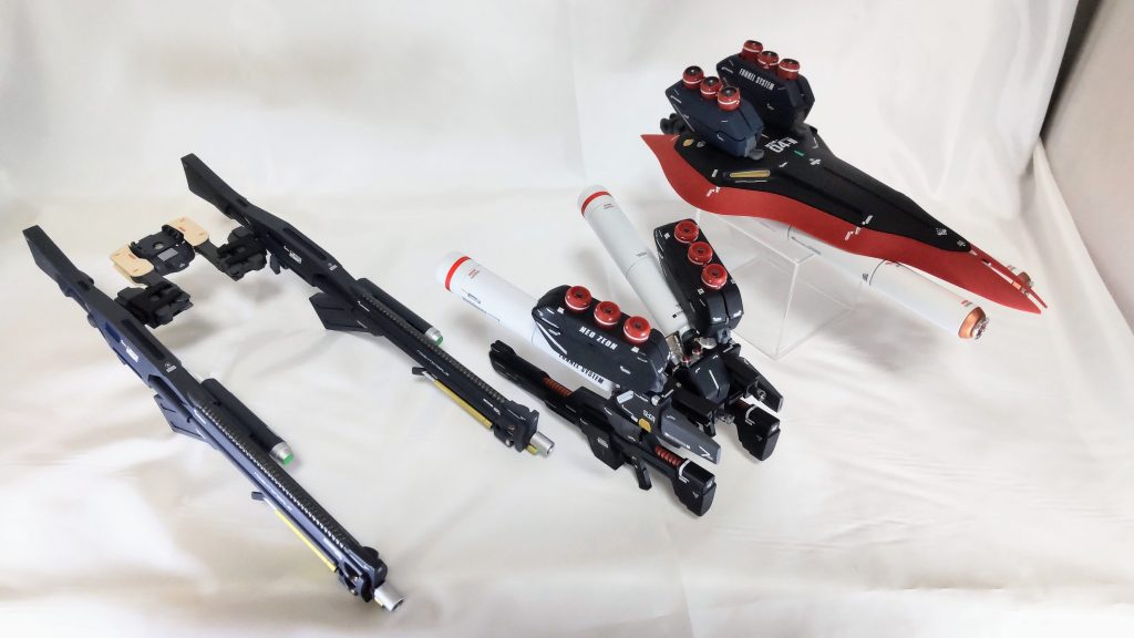 メインの追加武装サポートアーム付き大型メガ・ビーム・ライフルファンネルコンテナ付きバックパック(ウェポンコンテナがありビーム・ショット・ライフルを取り付け可能)ハイ・メガ・シールド+ファンネルコンテナ